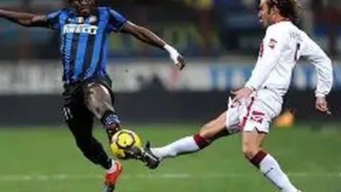 崔健深夜与年轻女子聚餐，亲密互动同行回家